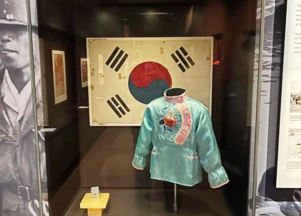 호주 전쟁기념관 내 태극기와 중국풍 옷을 전시하고 있는 모습