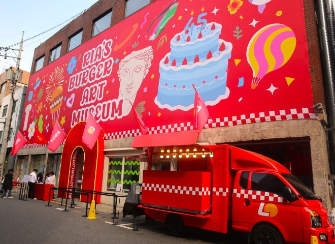 롯데리아 모델 배우 천우희가 ‘리아’s 버거 아트 뮤지엄’에서 기념 촬영을 하고 있다. ⓒ롯데GRS