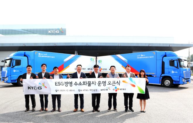 CJ대한통운은 KT&G와 손잡고 친환경 수소화물차를 도입했다고 17일 밝혔다. 16일 오전 KT&G대전공장에서 열린 오픈 행사에서 서대철 KT&G SCM실장(왼쪽 다섯번째)과 김성기 CJ대한통운 영업3담당(왼쪽 네번째)을 비롯한 양사 관계자들이 기념촬영을 하고 있다. ⓒCJ대한통운