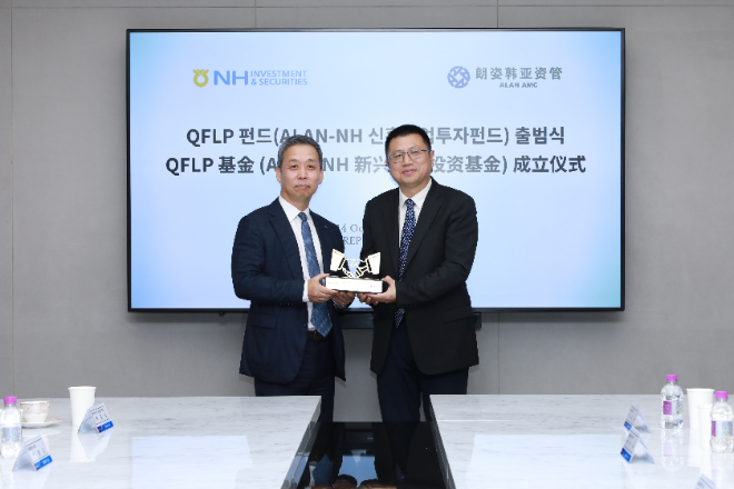 NH투자증권 북경 ALAN전문운용사와 Co-GP 로 공동운용하는 QFLP 펀드를 출범했다. (왼쪽부터) 윤병운 NH투자증권 대표이사, 원회중 ALAN자산운용사 대표이사가 공동운용 PEF 설립 후 기념촬영하고 있다. ⓒ NH투자증권