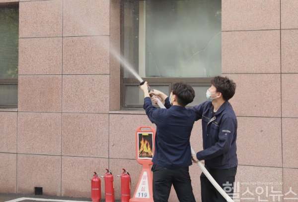한림대강남성심병원 교직원이 소방훈련에서 소방호스 사용 방법을 익히고 있다. (한림대강남성심병원 제공)