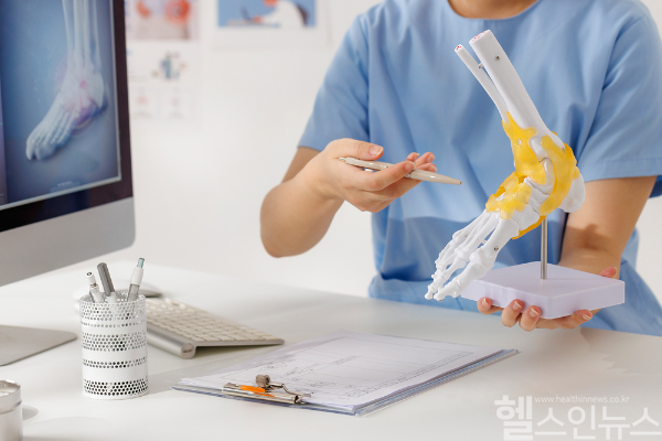 야외활동하기 딱 좋은 가을철, 러닝과 등산 등 운동 중 발생하기 쉬운 다양한 족부질환들. 족저근막염, 발목염좌, 발목관절 불안정성, 종아리근육파열 등이 대표적 (클립아트코리아)