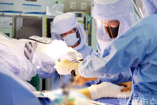 오승배 가톨릭대학교 성빈센트병원 정형외과 교수(가운데)가 인공관절 로봇 수술을 진행하고 있다. (가톨릭대학교 성빈센트병원 제공)