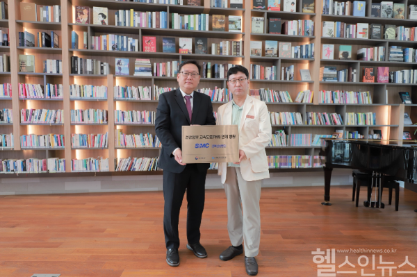 최동진 한국보건의료정보원 보건의료정보사업본부장(좌)과 박희진 강북삼성병원 정보전략실장(우)이 건강정보 고속도로 의료데이터 제공기관 참여를 기념하는 현판을 받고 기념 촬영을 하고 있다. (강북삼성병원 제공)