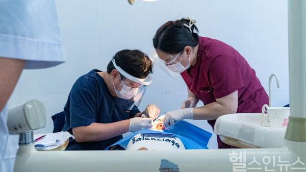 분당제생병원 치과 선화경 과장이 치과치료를 하고 있다. (분당제생병원 제공)