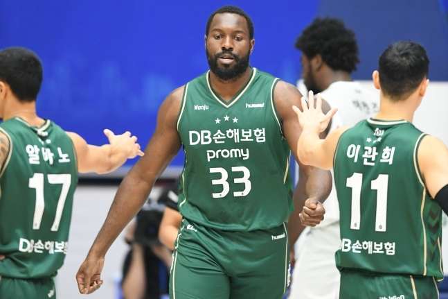 10월 13일 열린 KBL 컵대회 결승에서 DB의 이선 알바노, 치나누 오누아쿠, 이관희