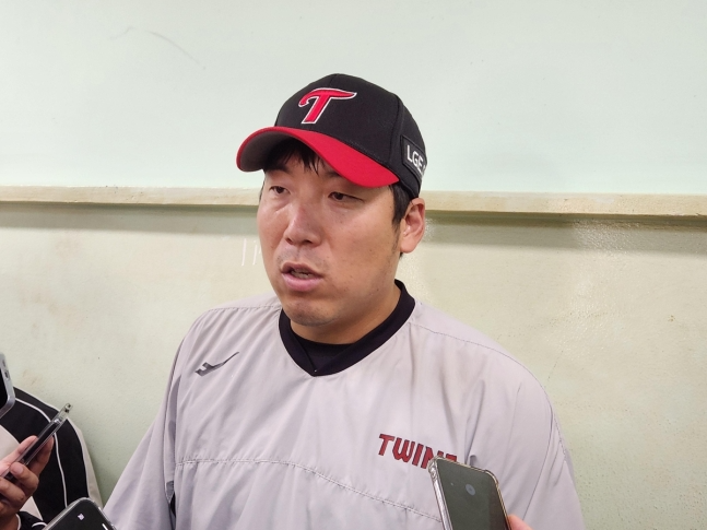 인터뷰하는 김현수