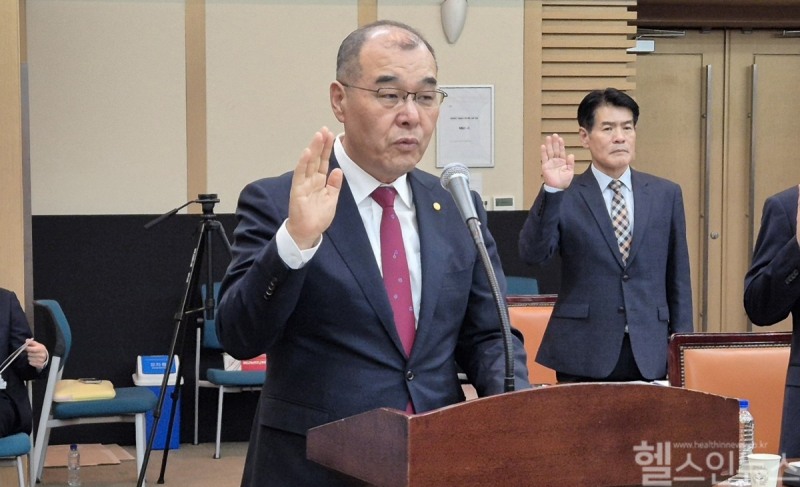 홍원화 경북대 총장이 17일 경북대학교에서 열린 국회 교육위원회 국정감사에서 선서하고 있다. (연합뉴스 제공)