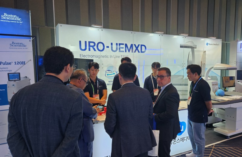 ▲(사진설명) 휴온스메디텍이 지난 16일부터 3일간 코엑스에서 개최되는 ‘대한비뇨의학회 국제학술대회(KUA 2024)’에 참가해 체외충격파쇄석기 ‘URO-UEMXD’를 선보였다. 사진은 전시 부스 모습.