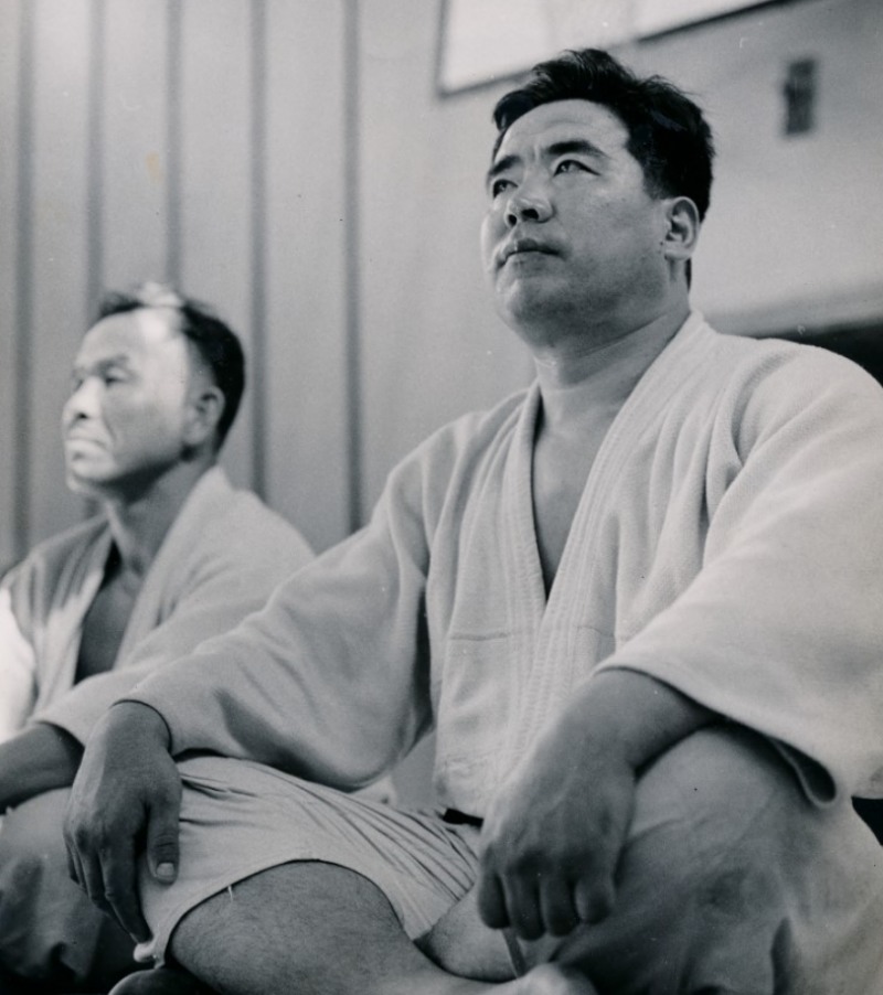 국내 최초로 유도 10단에 오른 생전의 석진경 선생(오른쪽).