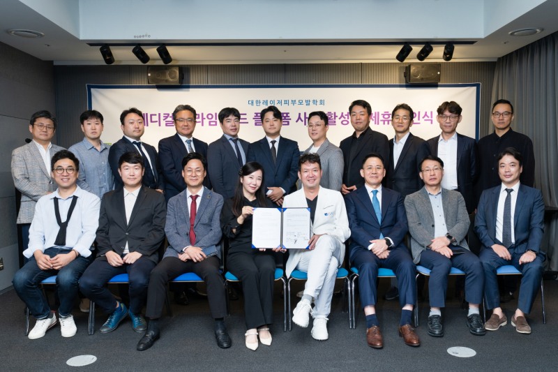 행사에 참석한 각 회사의 임원진이 함께 찍은 사진