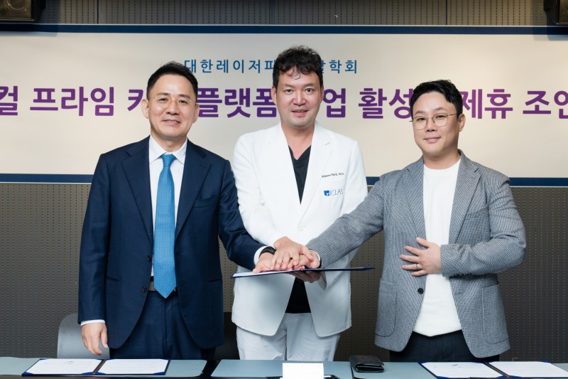 박민수 회장 오렘 대표이사 이우진 스페컴 이재현 대표가 나란히 찍은 사진