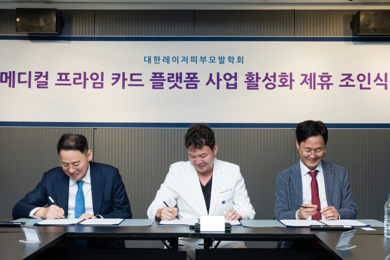 박민수 회장 리우갤러리 오중환 부사장 스페컴 이재현 대표가 나란히 협약서에 서명하는 사진