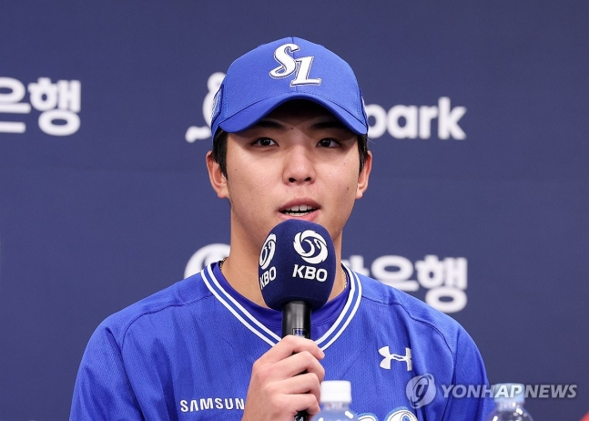 질문에 답하는 김영웅