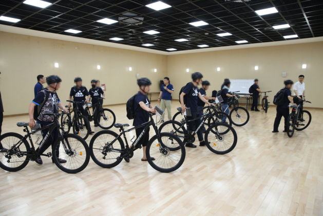 지난 6월, 서울올림픽파크텔에서 열린 ‘1차 희망길벗 힐링캠프’ 참가자들이 체육활동을 실시하고 있다.