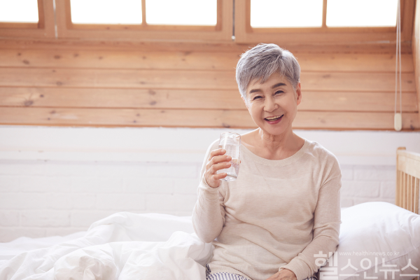 땀 많이 안 흘려도 호흡과 소변 등으로 수분 손실, 갈증 중추 감각 무딘 노인들에게 탈수 더 위험해.... 평소 충분한 수분 섭취로 예방할 수 있어 (클립아트코리아)