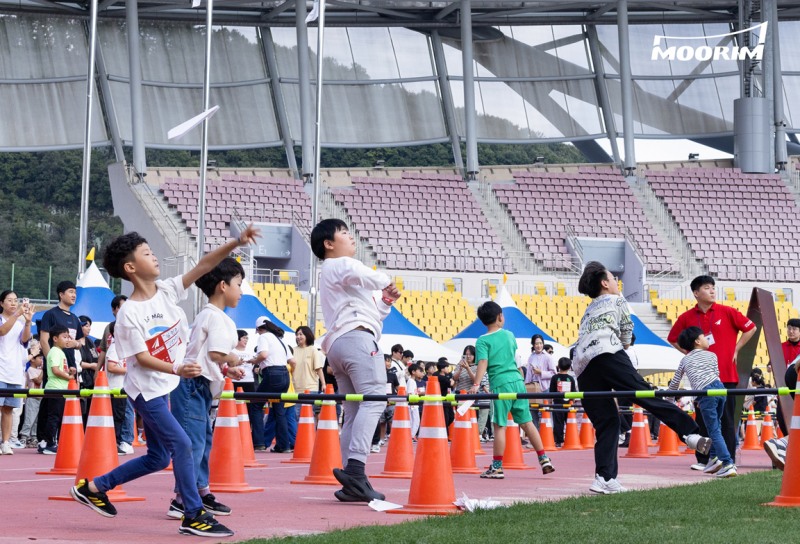 ‘무림페이퍼 종이비행기대회’에서 참가선수들이 관중의 응원을 받으며 최선을 다해 종이비행기를 날리고 있다. / 사진제공=무림