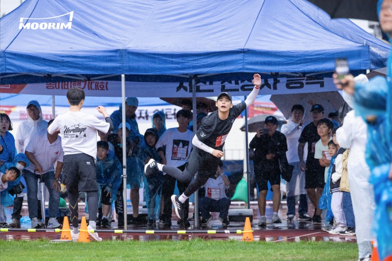 멀리날리기 종목에서 중·고등·일반부 오시언 선수가 64.52m를 기록하며 새로운 공식 챔피언에 등극했다. / 사진제공=무림