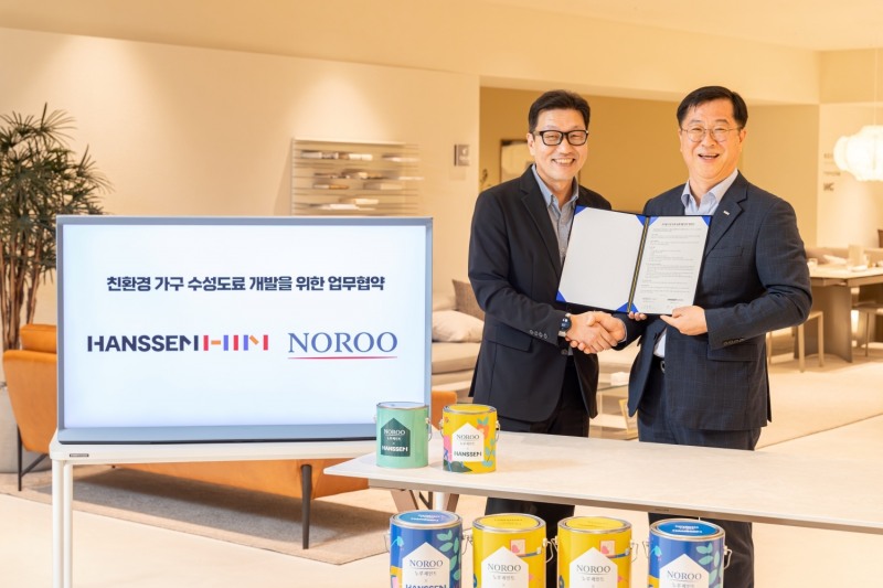한샘이 노루페인트와 친환경 가구 수성도료 개발을 위한 업무협약(MOU)을 맺었다. 고영남 한샘 연구소장(왼쪽)과 김학근 노루페인트 상무가 한샘 송파점에서 진행된 업무협약식에서 기념촬영을 하고 있다.