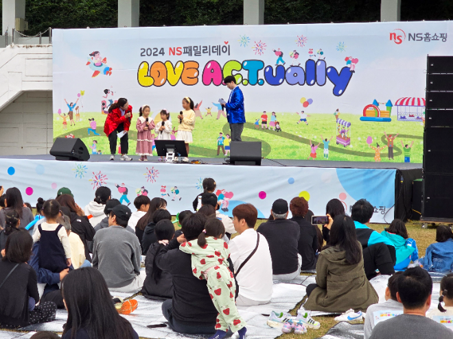 NS홈쇼핑이 19일, 경기도 성남시 분당구 새마을운동중앙연수원에서 임직원 및 가족 약 1,000여 명이 참석한 가운데 ‘2024 NS패밀리데이’ 행사를 개최했다. 사진은 행사 프로그램 중 하나인 매직 버블쇼 현장 모습. ⓒNS홈쇼핑