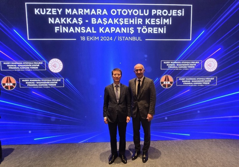 튀르키예 현지에서 열린 나카스-바삭세히르 도로 건설 사업 체결식에서 삼성물산 건설부문 오세철 대표이사(왼쪽)와 르네상스 창업주 에르맨 일르작(Erman Ilicak) 회장(오른쪽)이 기념촬영을 하고 있다.