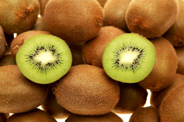 키위 껍질은 식이섬유가 풍부해 변비 예방에 효과가 있다. (클립아트코리아 제공)