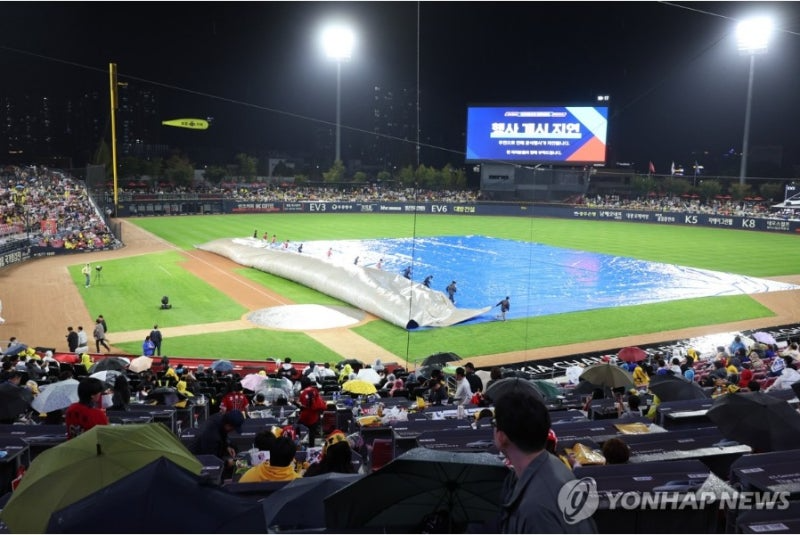 우여곡절 끝에 시작했던 한국시리즈 1차전...결국 22일 서스펜디드 게임