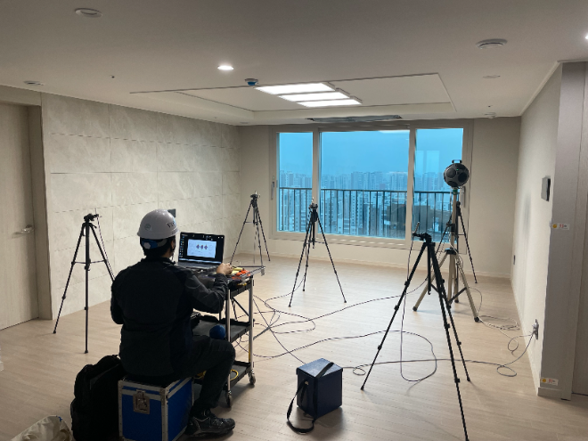 고점탄성모르타르를 시험측정하는 모습. ⓒ 우미건설