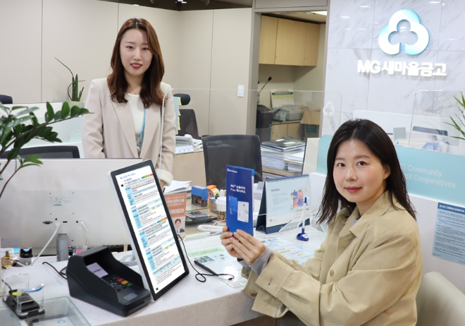 출시 첫 날 명동 새마을금고 본점에서 ‘MG+ 신용카드 Primo 하나카드’를 발급받고 있는 모습. ⓒ 하나카드