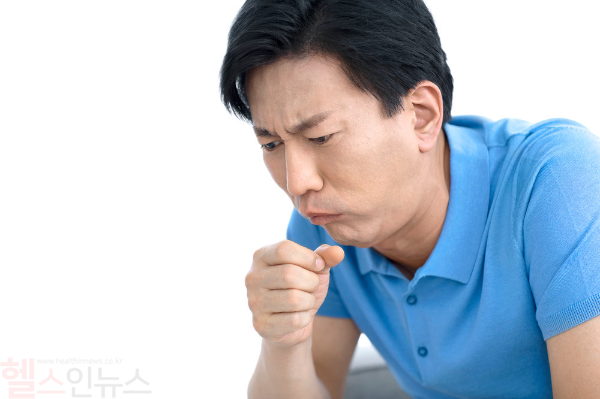 중년층 이후 복벽이 약해지면서 발생하기 쉬워지는 서혜부탈장. 기침 후 혹은 배에 힘을 줬을 때 사타구니에 혹이 만져진다면 의심해 볼 수 있어 (클립아트코리아)