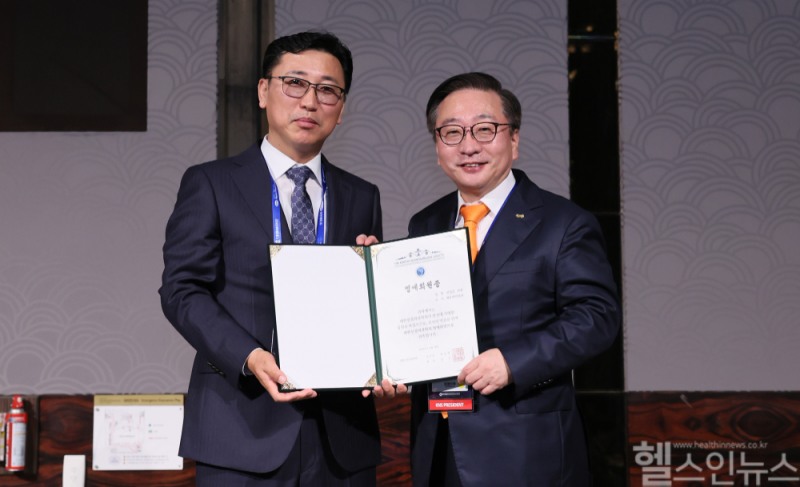 (왼쪽)진성곤 대웅바이오 대표가 지난 18일 ‘대한신경외과학회 추계학술대회’에서 명예회원증을 받고 권정택 대한신경외과학회 이사장과 기념촬영을 하고 있다. (대웅바이오 제공)