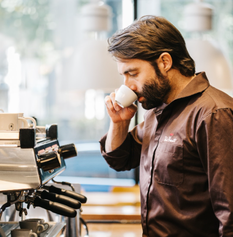 추출한 커피를 시음하는 바리스타 폴 바셋