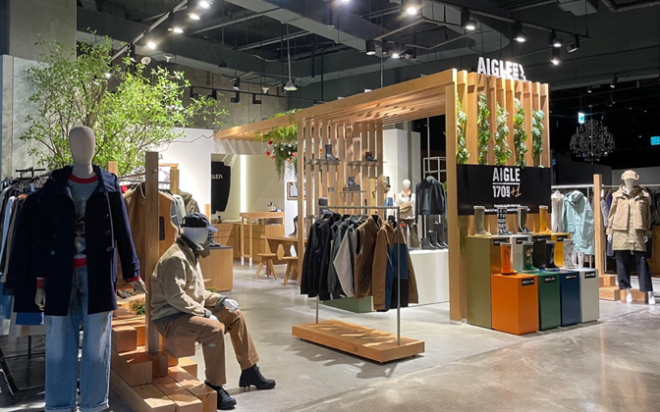 롯데홈쇼핑은 에이글, 랩스, 플로트 등 독점 판권을 인수해 국내에 유통하고 있는 수입 브랜드의 팝업 스토어를 열고 판매 채널을 확대한다. ('에이글' 팝업스토어 현장사진). ⓒ롯데홈쇼핑