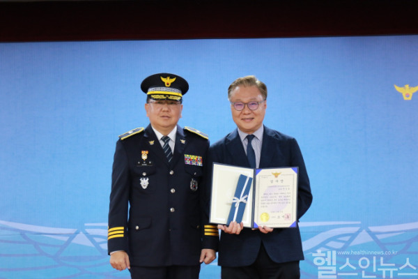 문종호 순천향대 부천병원장(사진 우측)이 21일 원미경찰서에서 ’제79주년 경찰의 날‘을 기념해 ’경찰청장 감사장‘을 받았다. (순천향대 부천병원 제공)