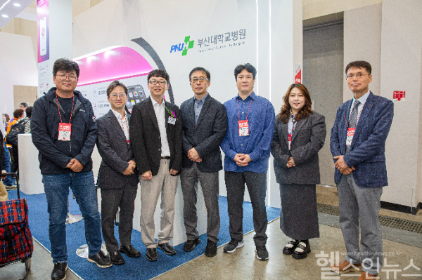 성상민 융합의학기술원장(가운데) 및 행사 주요 관계자가 기념촬영을 하고 있다. (부산대병원 제공)