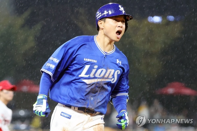 솔로 홈런에 기뻐하는 삼성 김헌곤