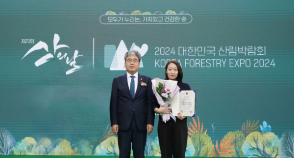 임상섭 산림청장(왼쪽), 이수민 두나무 ESG팀 실장