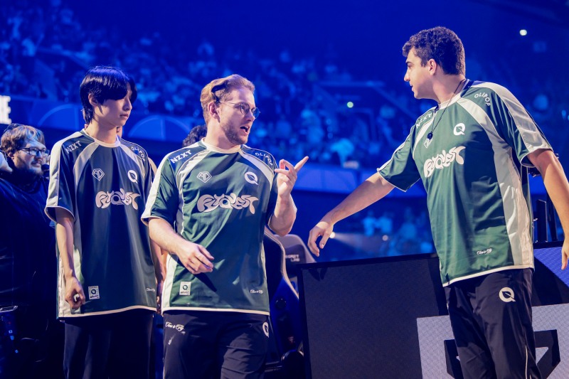 플라이퀘스트 정글러 '인스파이어드' 카츠페르 스워마(가운데, 사진=라이엇 게임즈).