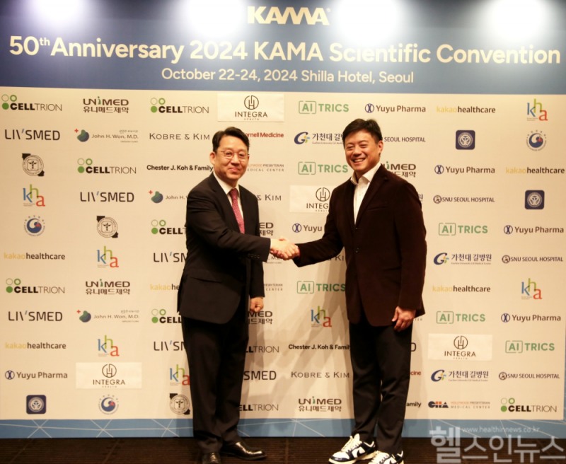 유유제약은 재미한인의사협회 학술대회를 후원한다고 밝혔다. (왼쪽부터) 존 원 재미한인의사협회 회장, 유원상 유유제약 대표 (유유제약 제공)