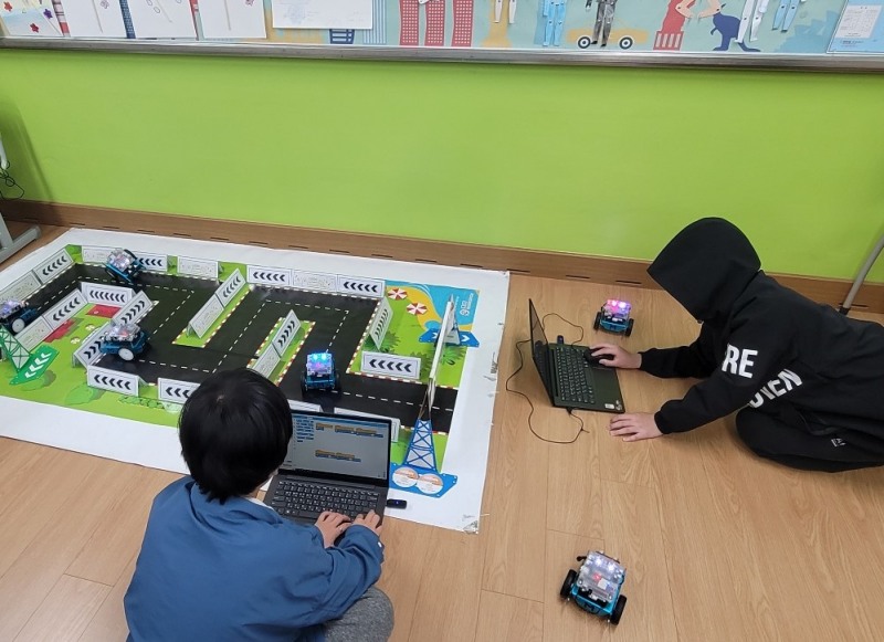 (사진설명: 테크빌교육이 곡성중앙초등학교에서 ‘나에게 맞는 미래 진로 체험’을 주제로 디지털새싹 캠프를 진행하고 있다.)