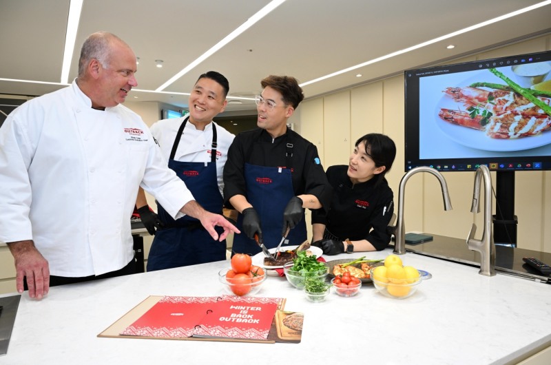 에프렘 커틀러 셰프와 아웃백 스테이크하우스코리아 셰프들이 신제품 출시 등 메뉴 개발을 위한 전략을 논의하고 있다.