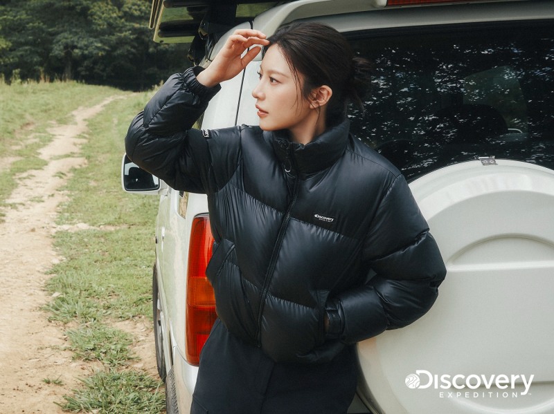 반슬리 RDS 크롭 패딩 유광 블랙 컬러 (디스커버리 제공)