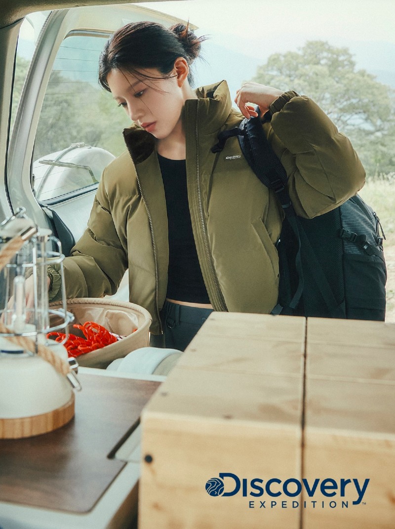 헤이니 다운 숏패딩 올리브 컬러 (디스커버리 제공)