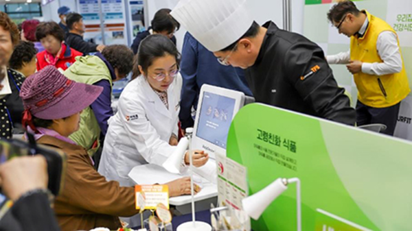 서울 시니어 스마트 페스타에 참가한 아워홈은 다양한 체험 부스 프로그램을 선보였다. (아워홈 제공)