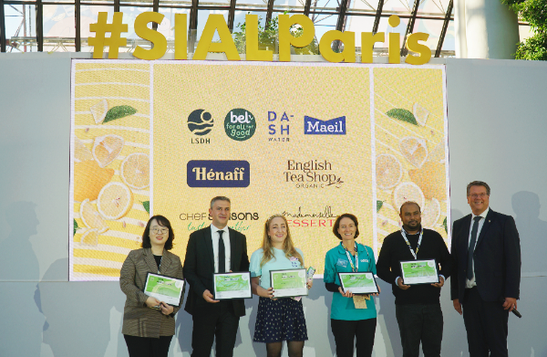 프랑스 현지시간 기준 22일에 열린 ‘SIAL For Change: CSR’ 경연 시상식에는 매일유업의 MIC(매일이노베이션센터) 최수진 연구소장(좌측 첫번째)이 참석해 수상 및 기념촬영을 했다.