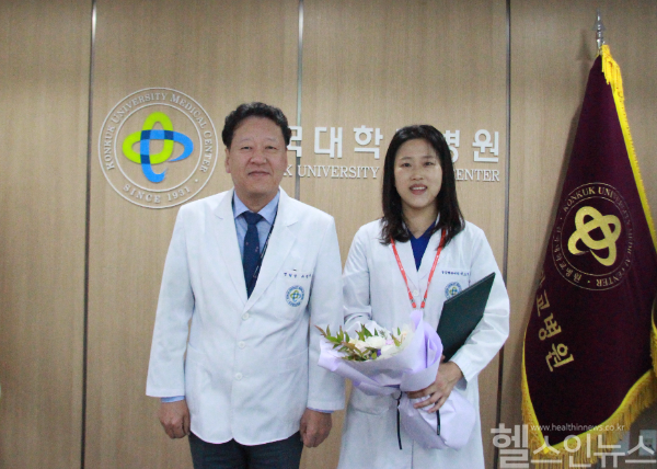 건국대병원 박소연 간호사(오른쪽)가 하트세이버 수상 후 유광하 건국대병원장과 기념촬영을 하고 있다. (건국대병원 제공)