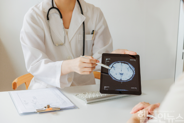 한 순간 찾아와 생명을 앗아가기도 하는 뇌졸중, 평소 건강한 생활 습관과 꾸준한 운동으로 예방하고 의심 신호 있다면 즉각적인 대처가 가장 중요해 (클립아트코리아)