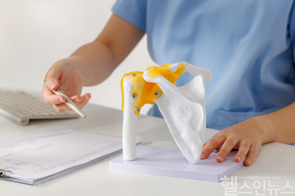 어느 날 갑자기 찾아오는 극심한 어깨통증의 원인 '석회화건염'... 진통제만으로는 통증 조절 어려워 꾸준한 치료 진행해야 (클립아트코리아)