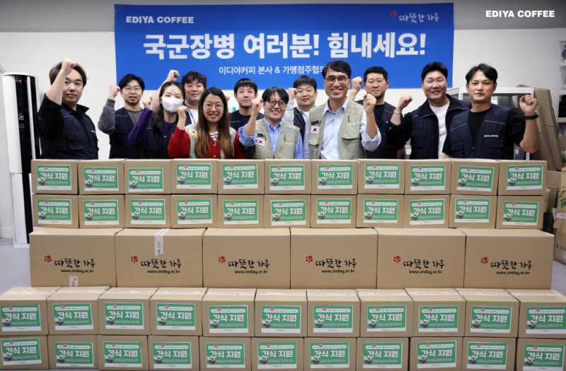이디야는 23일 서울 구로구 '따뜻한 하루'강당에서 국군장병들을 위한 간식키트 만들기 봉사 활동을 진행했다. (이디야 제공)
