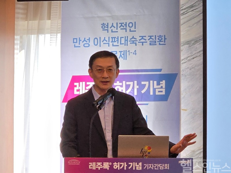 사노피는 24일 레주록 허가 기념 기자간담회를 개최하고 만성 이식편대숙주질환 치료제 레주록'의 임상적 가치와 치료 혜택에 대해 소개했다. 김희제 서울성모병원 혈액병원장 (헬스인뉴스 제공)